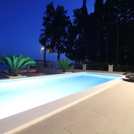 فيلة Beachfront Sea Palace *