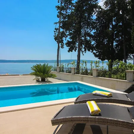 Villa Beachfront Sea Palace *