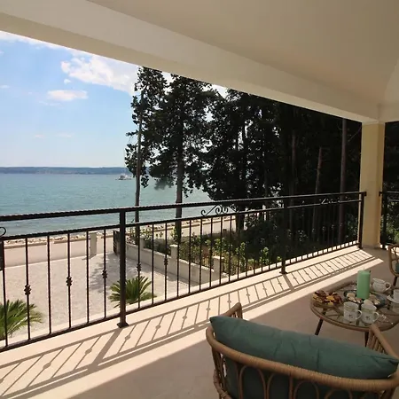 Beachfront Sea Palace Kaštela